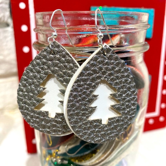 Earrings - Picture 1 of 2